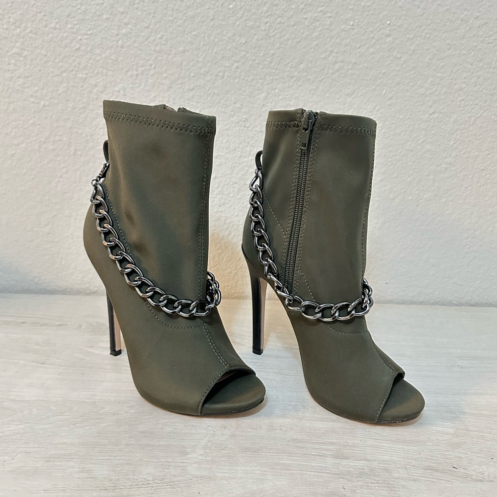 NWOB Shoe Dazzle olive green pumps open toe boots with a silver chain